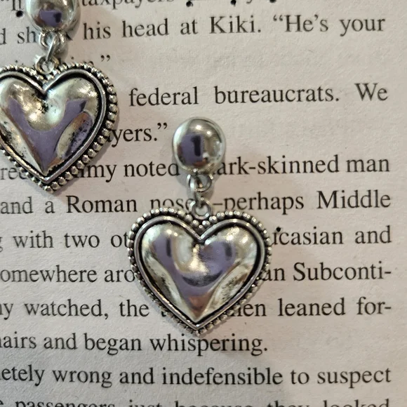 Chic Silver Heart Dangle Earrings - Picture 4 of 6
